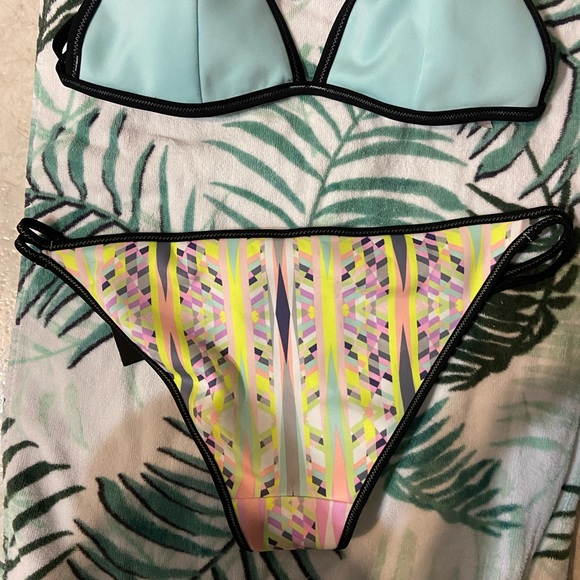 Victoria’s Secret Bikini - Picture 5 of 8